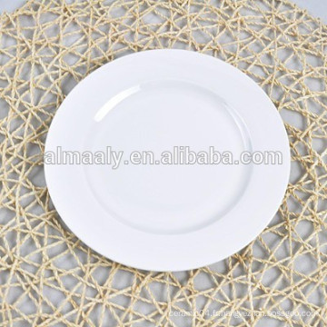 assiettes en porcelaine blanche